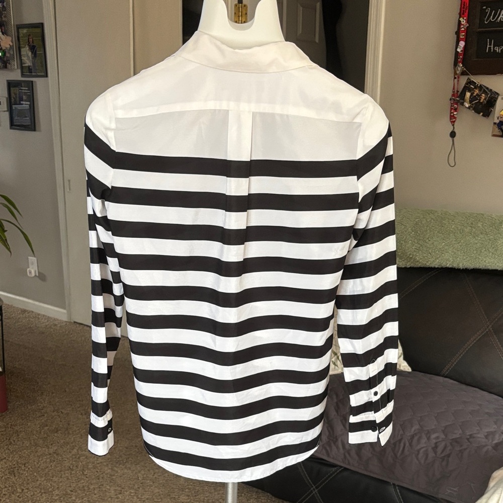 Beautiful Women's XXS Banana Republic Black Striped Long Sleeve Button Blouse - Picture 4 of 5